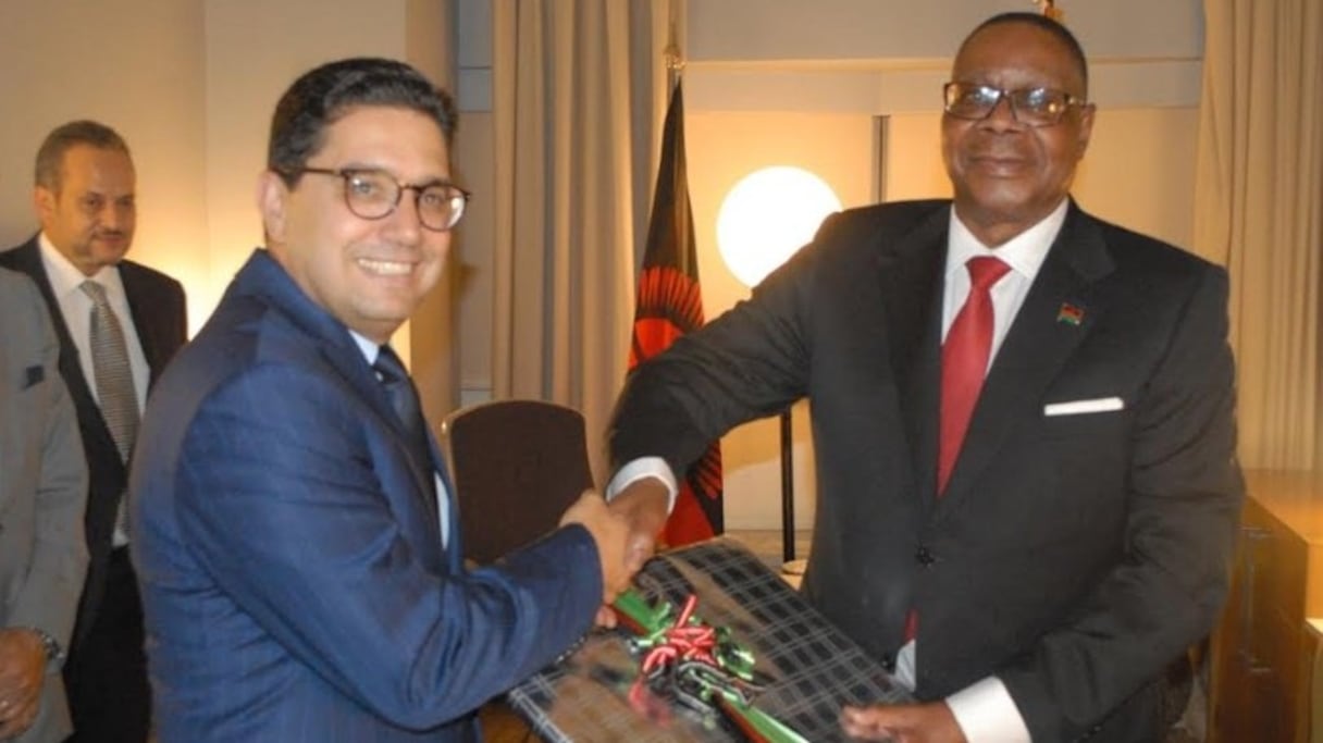 Le ministre des Affaires étrangères et de la coopération internationale, Nasser Bourita et le président du Malawi, Peter Mutharika.
