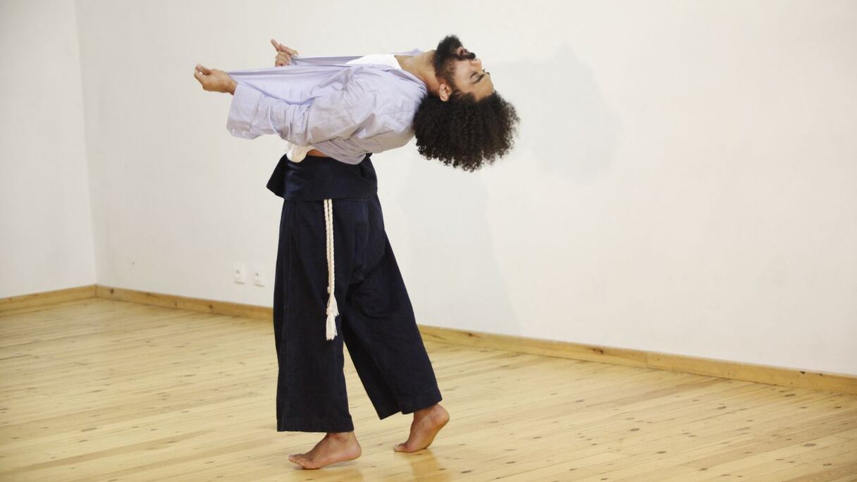 Quelque chose d'un désir d'abandon mystique se dégage du corps, comme brisé dans une sorte de transe à la fois douloureuse et jouissive. 
