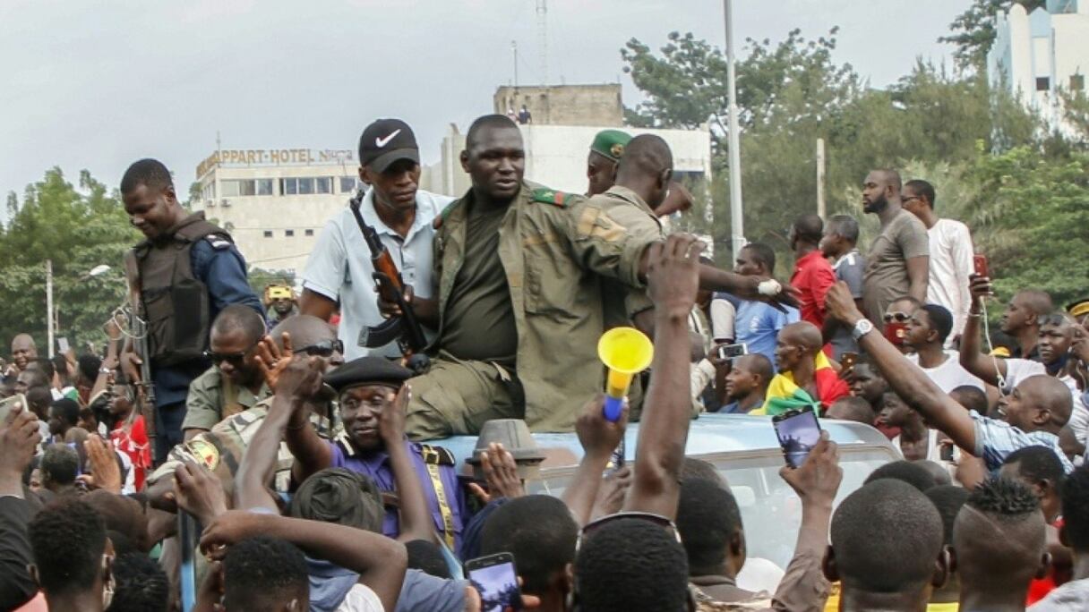 La foule acclamant les militaires a disparu des rues de Bamako.
