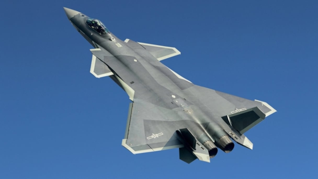 Premières images de l'avion furtif chinois J20 en vol.