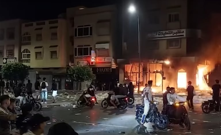 Une agence bancaire incendiée à Salé, mercredi 1er octobre 2025.