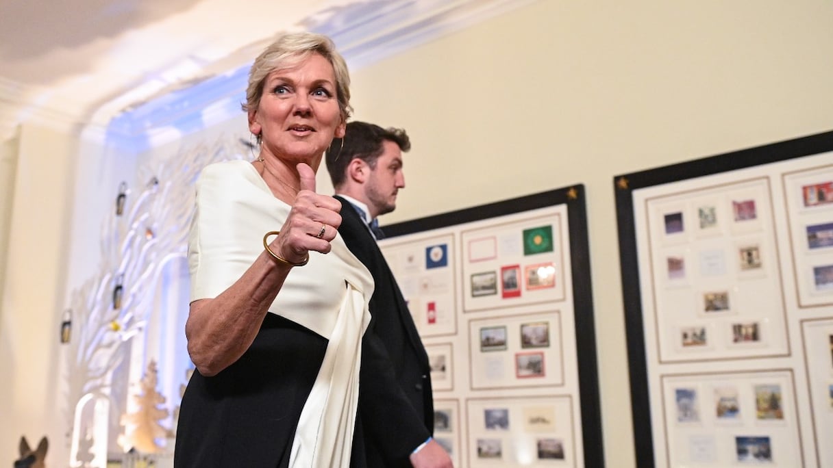 La secrétaire d'Etat américaine à l'Energie Jennifer Granholm arrive à la Maison Blanche pour assister à un dîner d'Etat en l'honneur du président français Emmanuel Macron, à Washington, le 1er décembre 2022.
