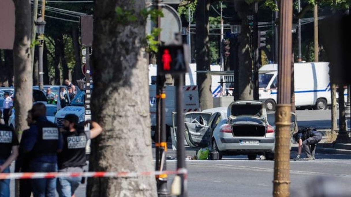 La voiture contenait une bonbonne de gaz et des armes. 
