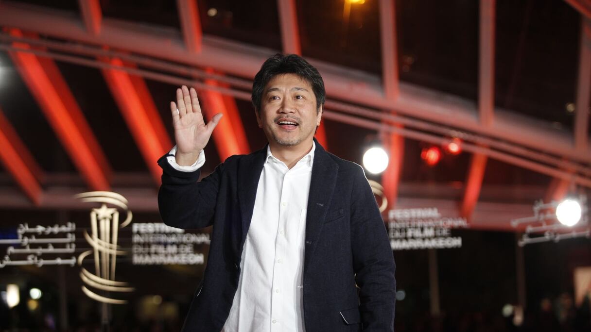 Et la star de la soirée, le grand Hirokazu Kore-eda, est arrivé au Palais des congrès pour la soirée d'hommage qui lui sera consacrée.
