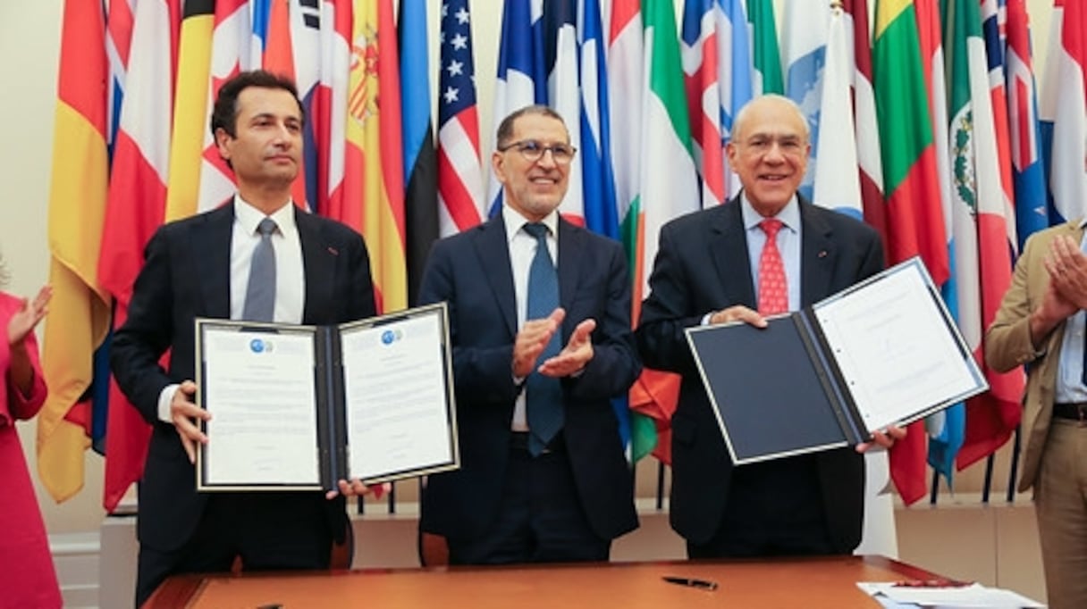 De g à d: Mohamed Benchaaboun (ministre de l'Économie et des Finances), Saadeddine El Othmani (chef du gouvernement), Angel Gurría (secrétaire général de l'OCDE).
