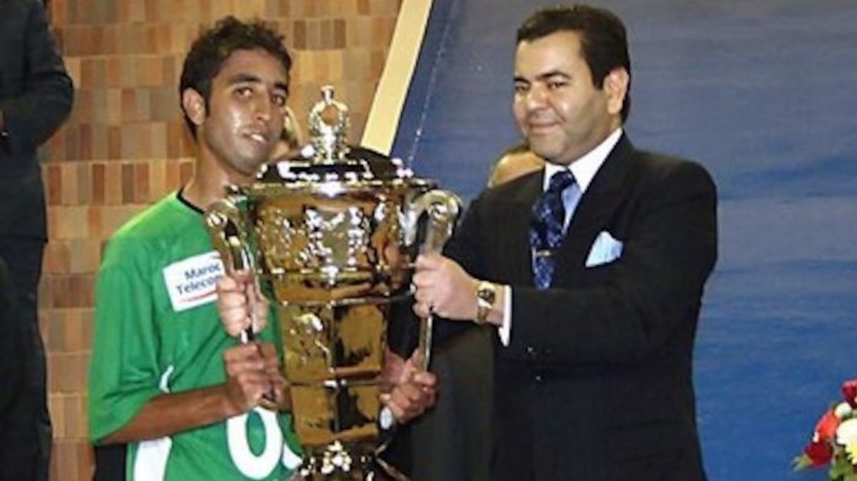 Le prince Moulay Rachid remettant la Coupe du Trône saison 2005-2006 au capitaine de l'équipe de l'Olympique de Khouribga, Abdessamad Ouarrad, le 5 novembre 2006 au complexe Moulay Abdellah à Rabat.
