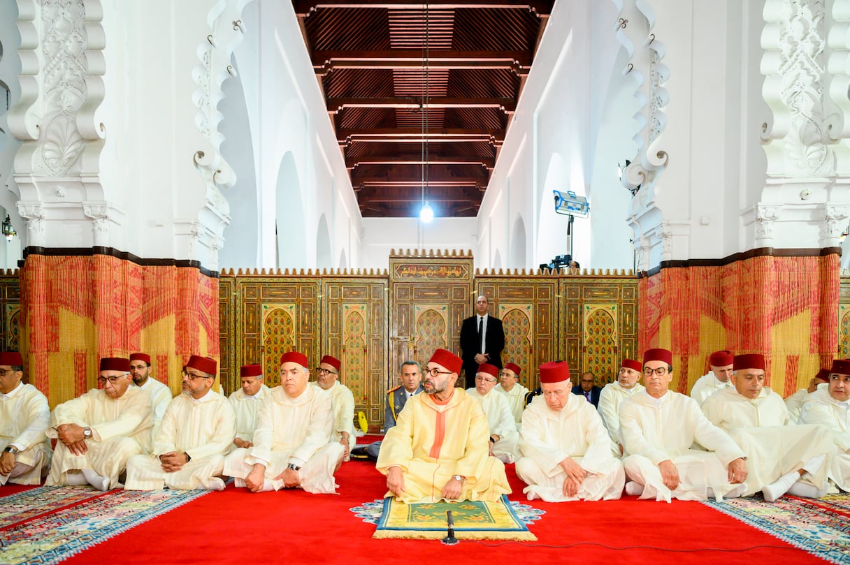 Le roi Mohammed VI lors de la la prière du vendredi du 7 avril 2023 à la mosquée Al Mohammadi à Casablanca.