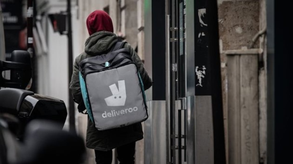 Livreur de l'enseigne Deliveroo, spécialisée dans la livraison de plats cuisinés.
