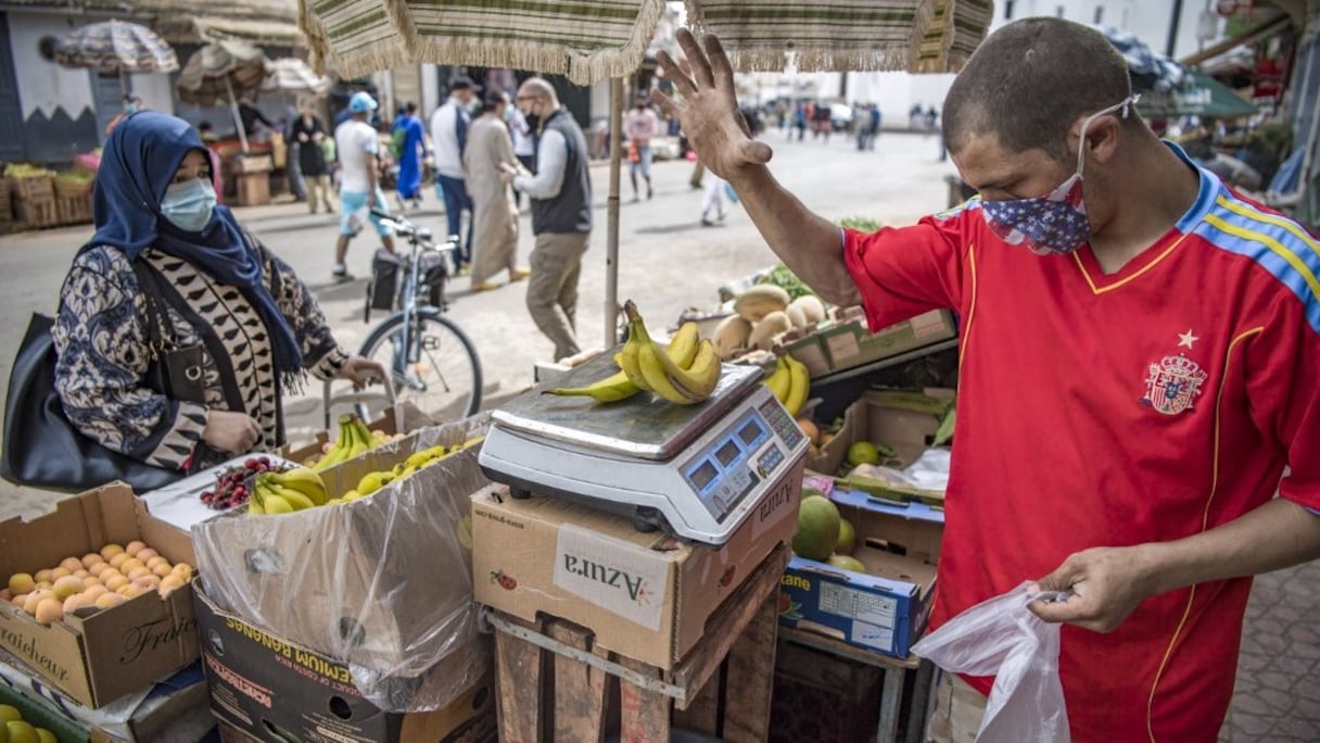 Dans un marché populaire de proximité à Rabat, au Maroc, par temps de coronavirus et de ramadan.
