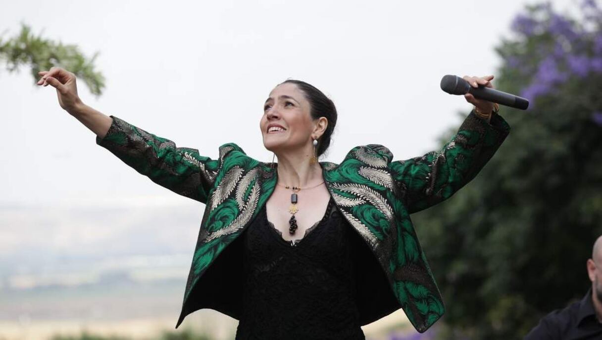 Débora Russ est née et a grandi à Córdoba, seconde cité d’Argentine. Elle se forme au flamenco et découvre le tango en écoutant Anibal Troilo.
