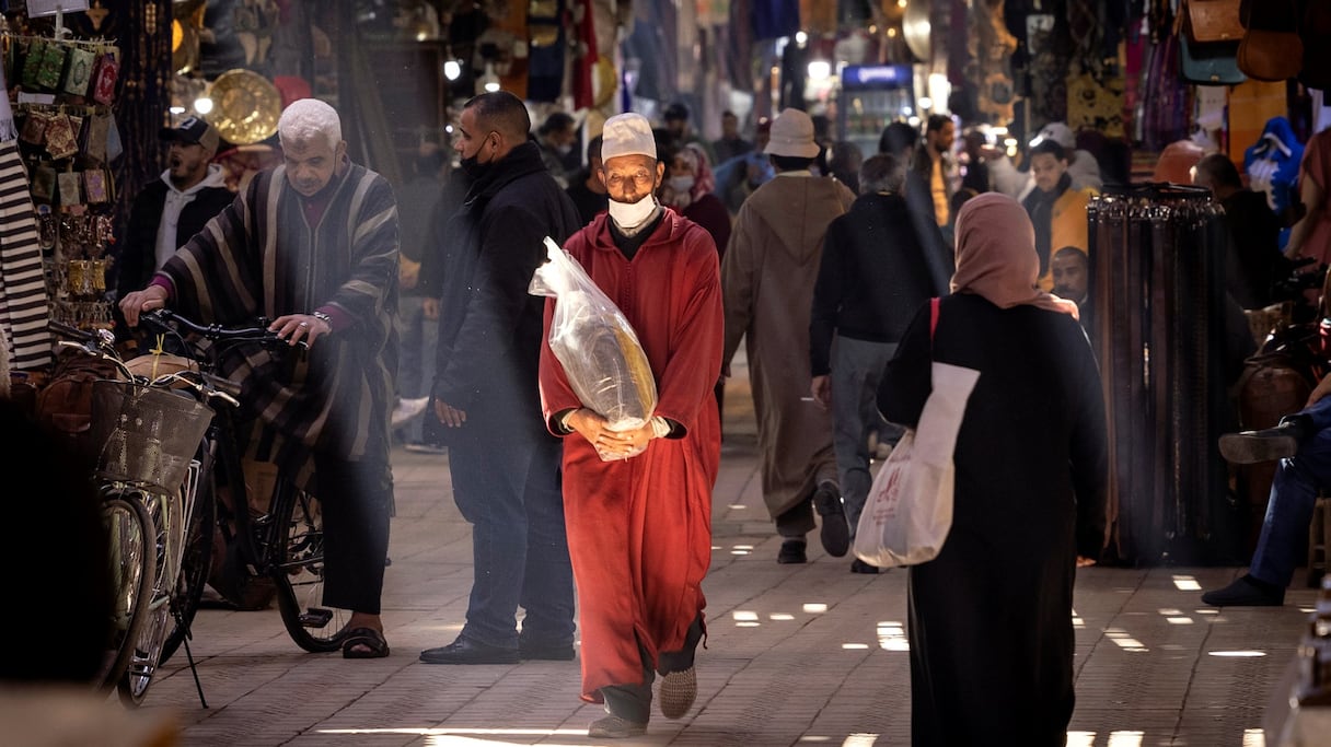 Des Marocains marchent dans la médina de Marrakech, le 24 février 2021. 
