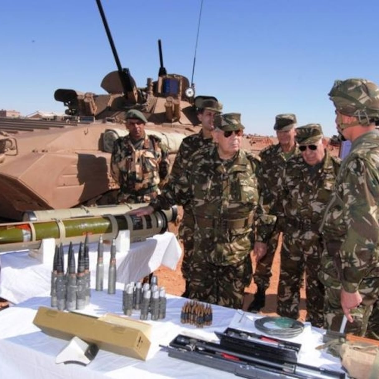 Gaïd Salah, chef d'état-major de l'armée algérienne, veut se positionner en perspective des élections présidentielles de 2019. Pour ce faire, il joue à fond la carte de "l'ennemi extérieur"!
