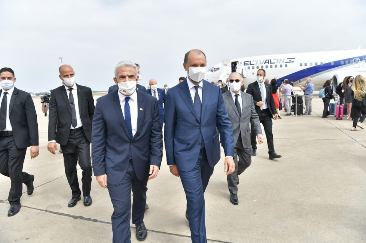 La délégation israélienne, menée par le chef de la diplomatie Yair Lapid, à leur atterrissage sur le tarmac de l'aéroport de Rabat-Salé, le 10 août 2021. 
