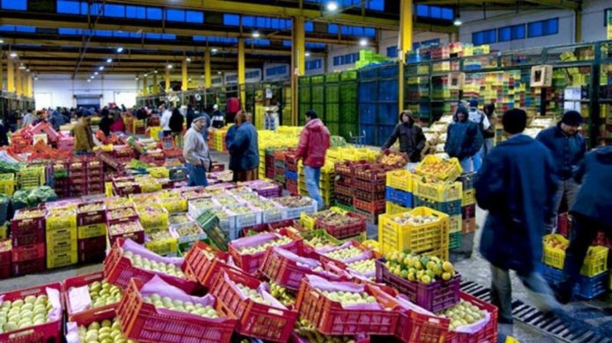 Un marché de gros de fruits et légumes à Casablanca.
