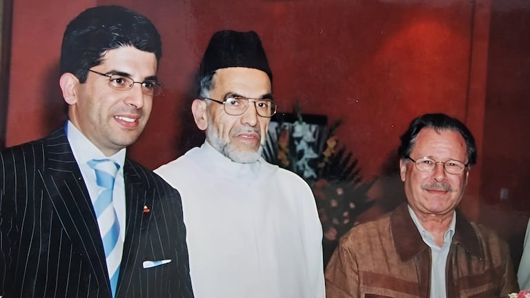 Le défunt Driss Azzouzi avec l'ancien ministre de la Justice, Feu Mohamed Bouzoubaâ (à droite).