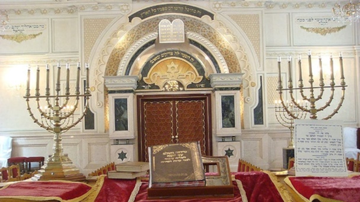 Menoras et Torah sur l'autel d'une synagogue du Maroc. 
