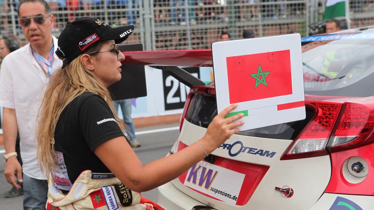 Samira Bennani, elle aussi pilote de course, s'est placée derrière la voiture de son fils, Mehdi, pour dicter une prière en l'honneur du pilote marocain. 
