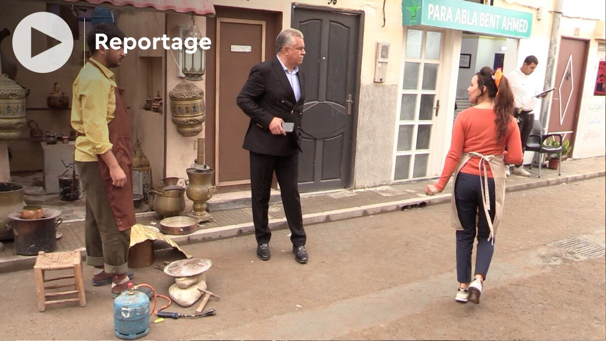 Une scène de la sitcom, diffusée sur 2M, «Zenqat Assaâda», dans laquelle Simo Gama campe le personnage de Momo, un dinandier.
