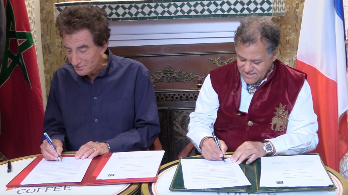 Jack Lang, président de l’IMA, et Mehdi Qotbi, président de la FNM, signent une convention de partenariat pour l’organisation d'une exposition itinérante au Maroc des chefs d’œuvres de l’Institut du monde arabe, jeudi 3 novembre 2022, à Dar el Bacha, à Marrakech.
