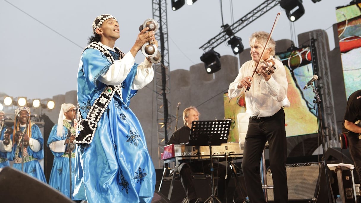 Castagnettes Gnaouies et tremblées de violon. Le monde s'est donné rendez-vous à Essaouira pour respirer au ryhme de l'Afrique. 
