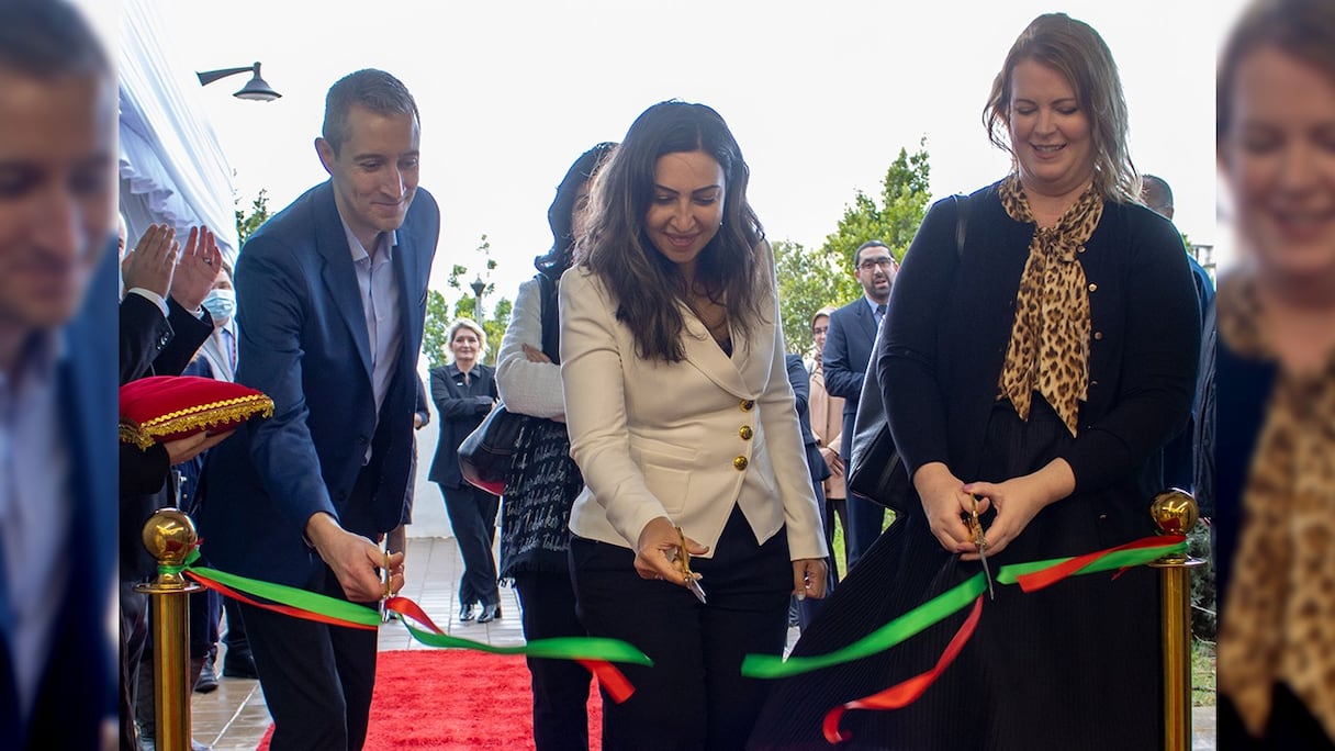 Nell Stewart, Ambassadrice du Canada au Maroc, Hadeer Hassan, Première vice-présidente Services Opérationnels de Bell Canada et Sébastien Lafond, Vice-président Services Opérationnels de Bell Canada.
