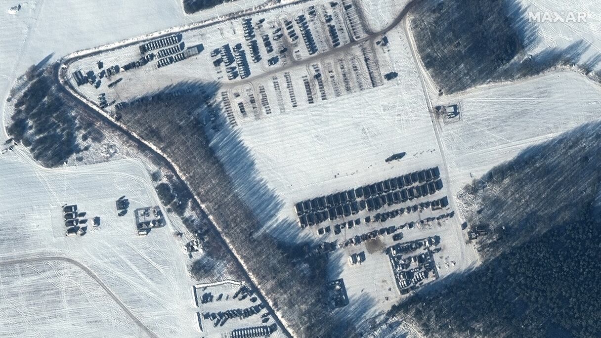 Cette photographie prise depuis un satellite montre une vue rapprochée d'un ensemble de logements pour les troupes, d'un parc de véhicules et de déploiements d'artillerie à Rechitsa, en Biélorussie, le 4 février 2022.
