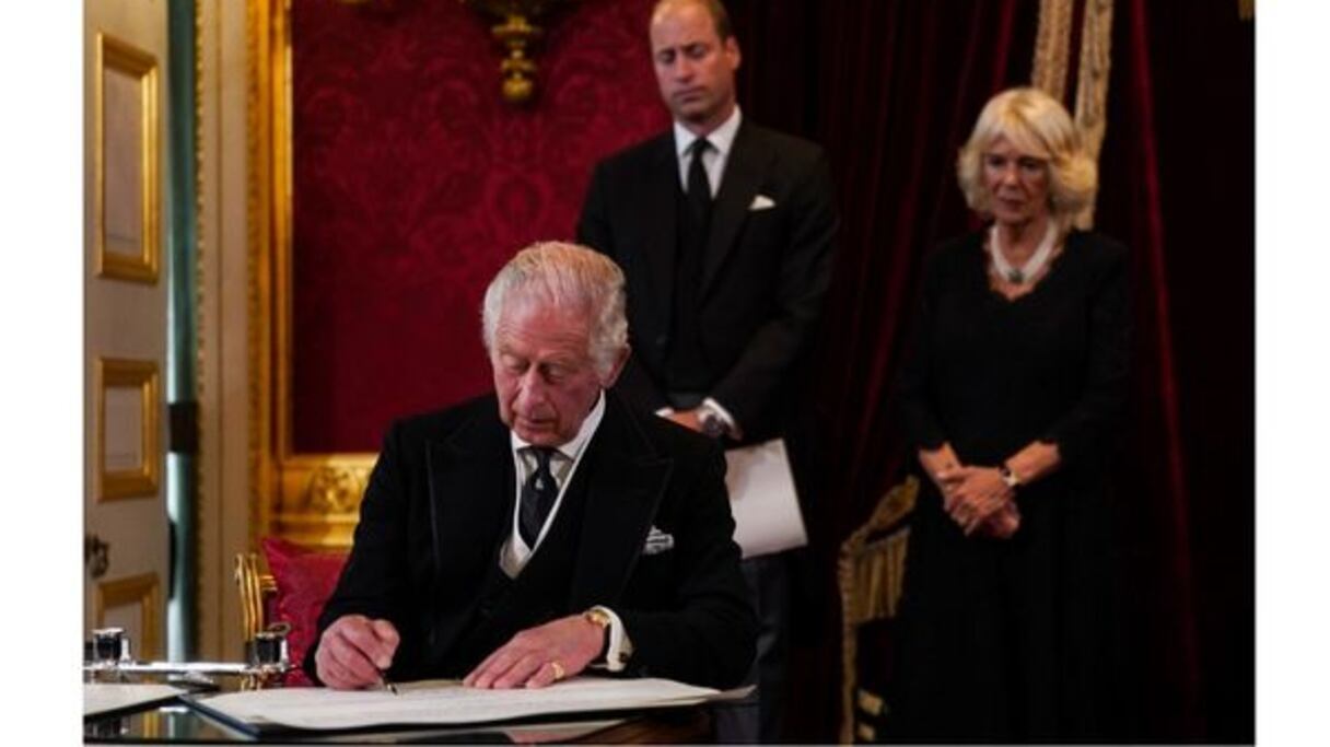 Le Roi Charles III signe un serment de maintenir la sécurité de l'Église en Écosse, en compagnie de la reine consort Camilla et du prince William.
