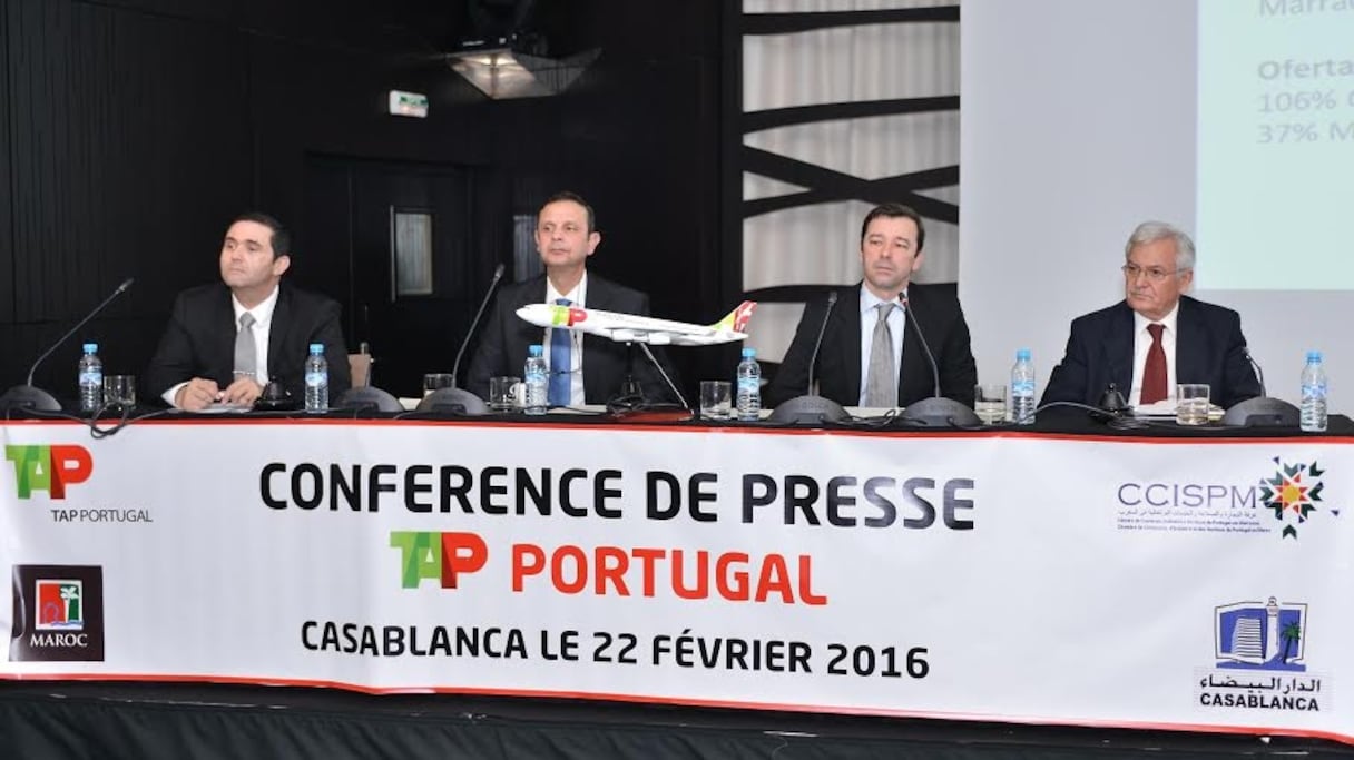 Les équipes de TAP Portugal et Abdelatif Achachi (2ème à partir de la gauche), directeur général de la Délégation marocaine du tourisme au portugal. 
