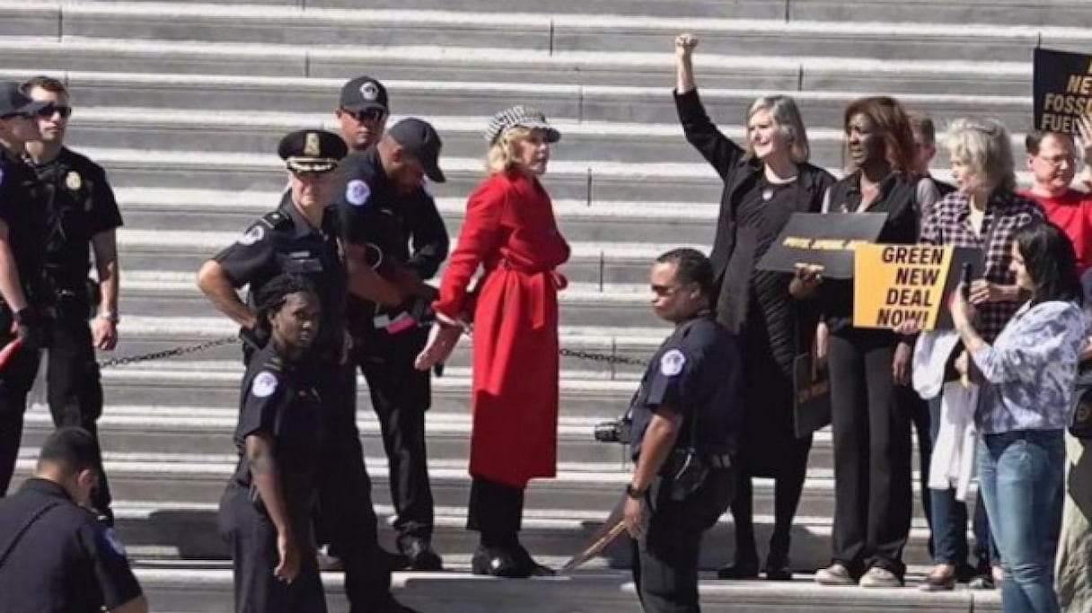 Jane Fonda menottée sur les marches du Capitole
