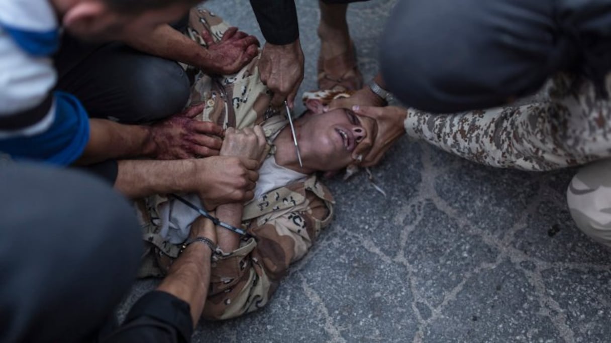 31 août 2013, le peuple syrien continue de vivre un véritable bain de sang. Ce jour -là, à Keferghan, un village près de la ville d'Alep en Syrie, un homme est exécuté au quatrième jour d'une opération de décapitation menée par une milice syrienne.
