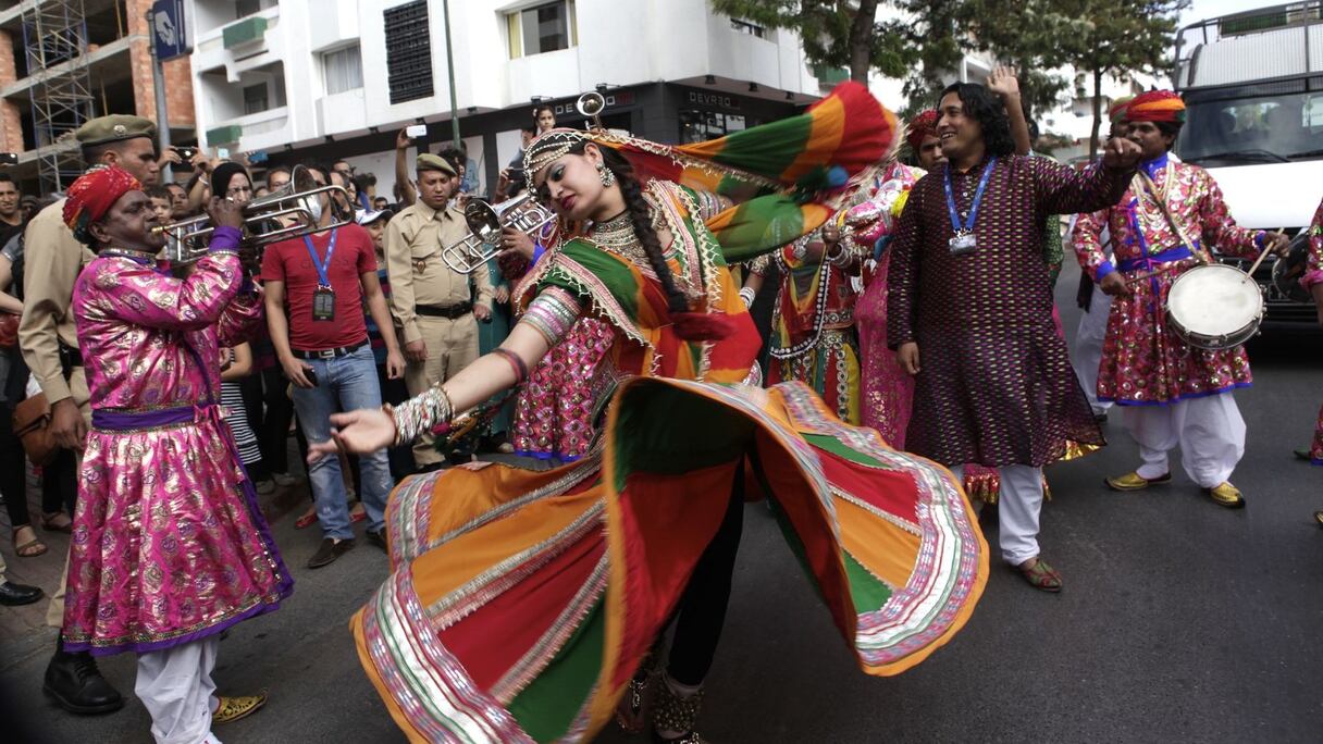 Grâce et pimpante étincelante beauté du Rajasthan. L'esprit du nord de l'Inde, sublimé par des chorégraphies et rythmes bollywoodiens. 
