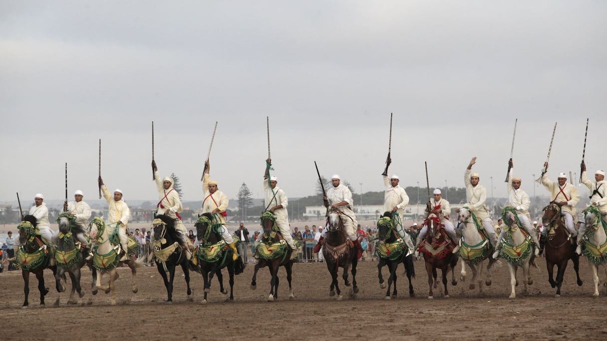 C'est en effet sur la plage d'El Jadida que, brandissant fièrement leurs fusils sur leur chevaux harnachés rouge, vert et or, les nobles porteurs de cet art ancestral sont apparus comme un mirage.  
