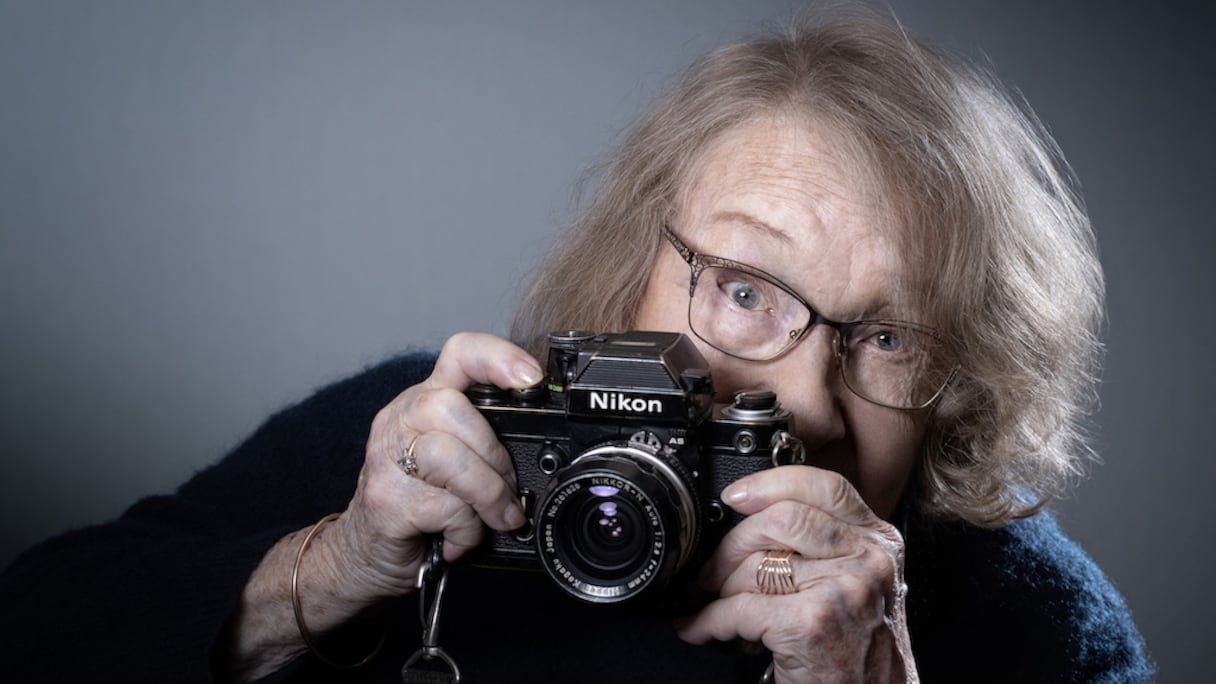 Sabine Weiss pose lors d'une séance photo chez elle à Paris le 15 décembre 2020.