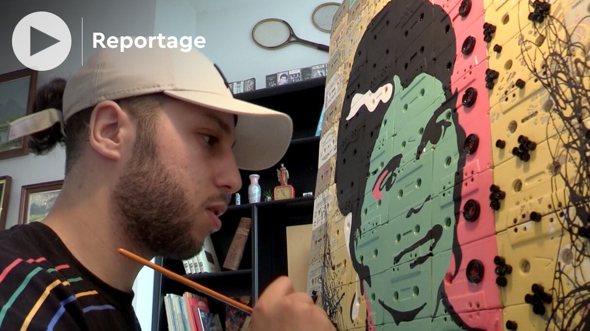 C’est à partir de cassettes audio et vidéo, qu'il recycle, que l’artiste casablancais Younes Miloudi s’exprime.
