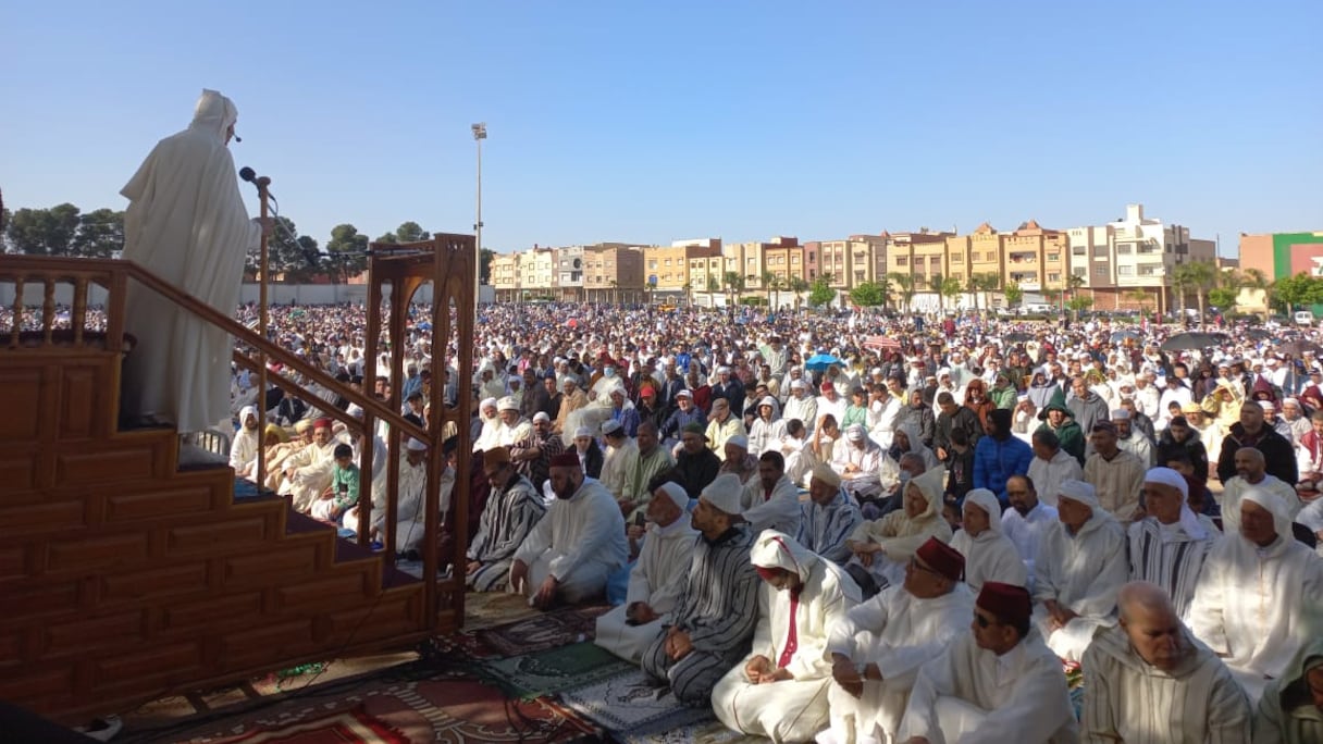 A Oujda, les fidèles prêtent une oreille attentive au discours du Cheikh à l'occasion de Aïd Al-Fitr.
