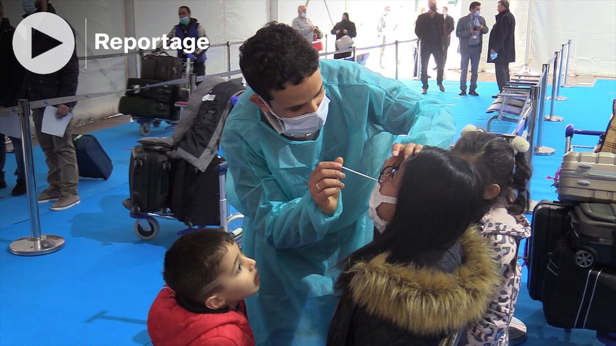 Dès leur arrivée au Maroc, comme ici le 7 février 2022 à l'aéroport d'Oujda-Angads, les voyageurs sont tenus d'effectuer un test antigénique à résultat rapide.
