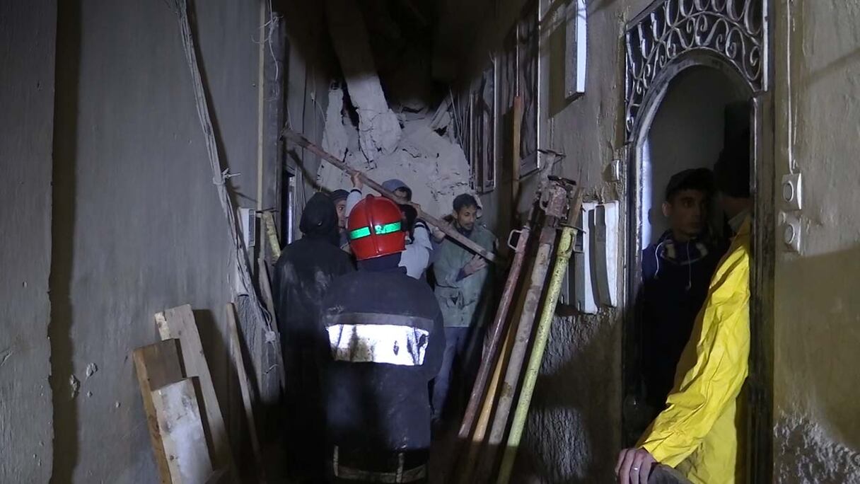 Dans la médina de Fès, les secouristes de la Protection civile ont extrait deux femmes âgées coincées dans leur maison respective, après l'effondrement d'une bâtisse inhabitée, à Derb Moulay Abdelmalek, dans la soirée du 15 décembre 2022. 
