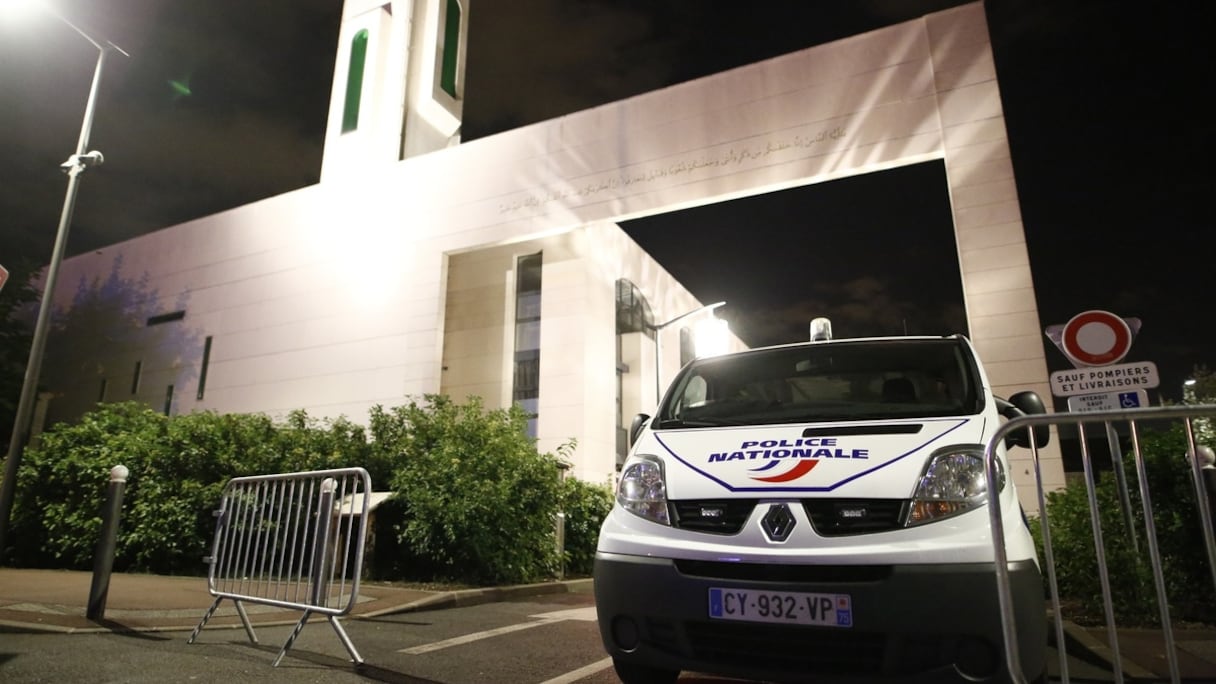 Un homme a tenté de foncer sur la foule devant la mosquée de Créteil. 
