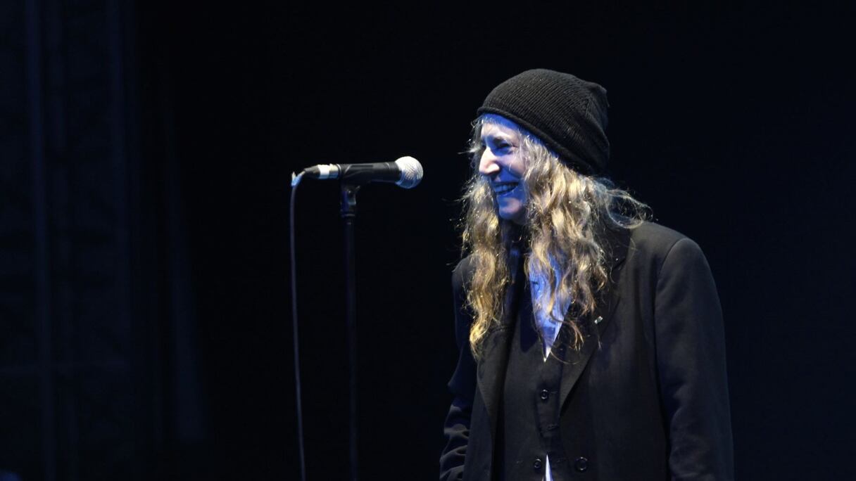 Très bel accueil que celui qu'a réservé le public à celle qui est déjà une légende du rock: la grande Patti Smith, touchée et ravie de rencontrer ses fans à Casablanca.  
