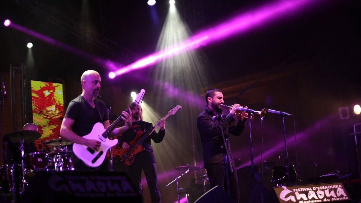 Le Jazz tressé vibre des tremblées orientales qui parlent de la terre natale. 
