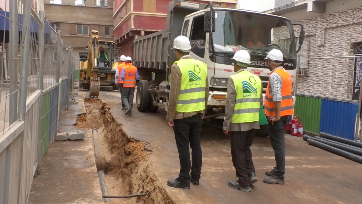 Les équipes de la Lydec en  plein travaux à Sidi Bernoussi dans la capitale économique.
