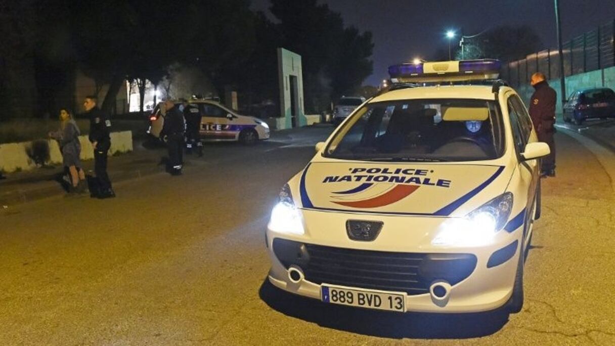 Une voiture de police sur les lieux d'une fusillade à Marseille où trois hommes ont été tués, le 3 avril 2016.
