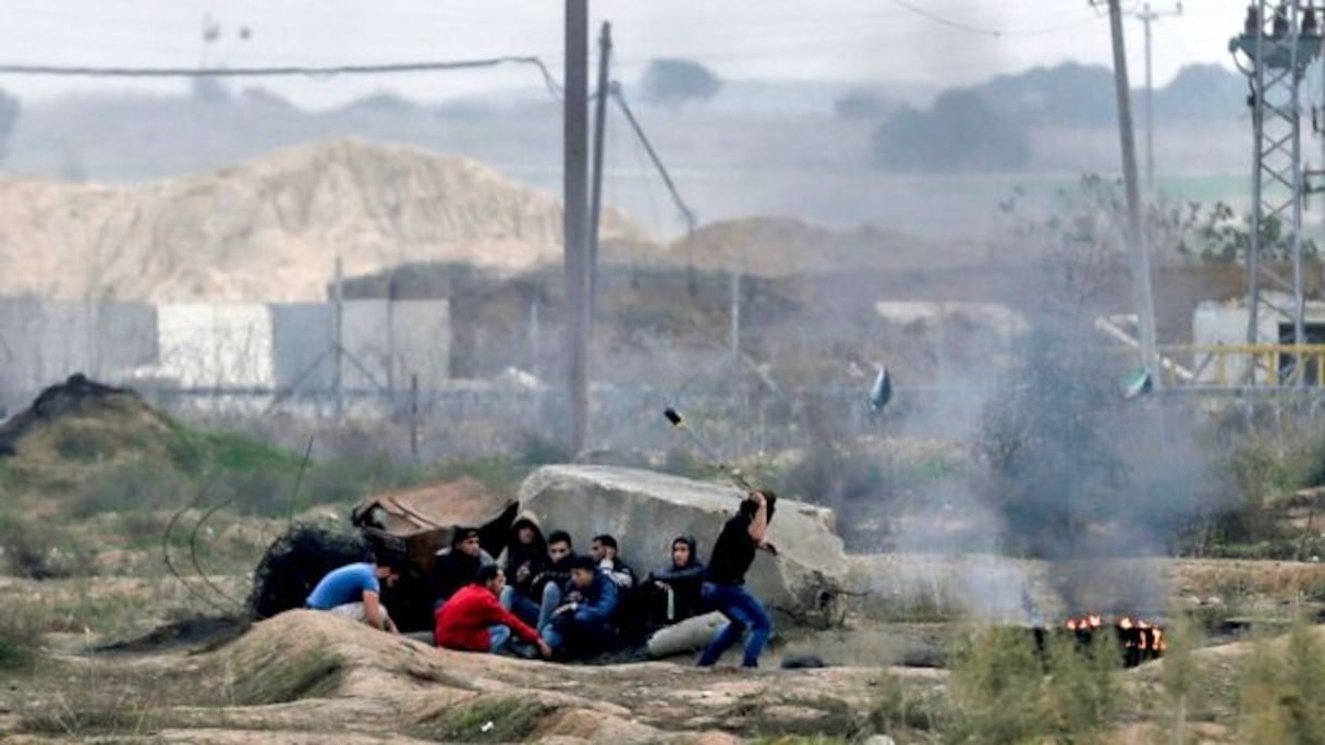 Manifestants palestiniens lors de heurts avec les forces de sécurité israéliennes à la frontière entre la bande de Gaza et Israël, le 20 décembre 2017.
