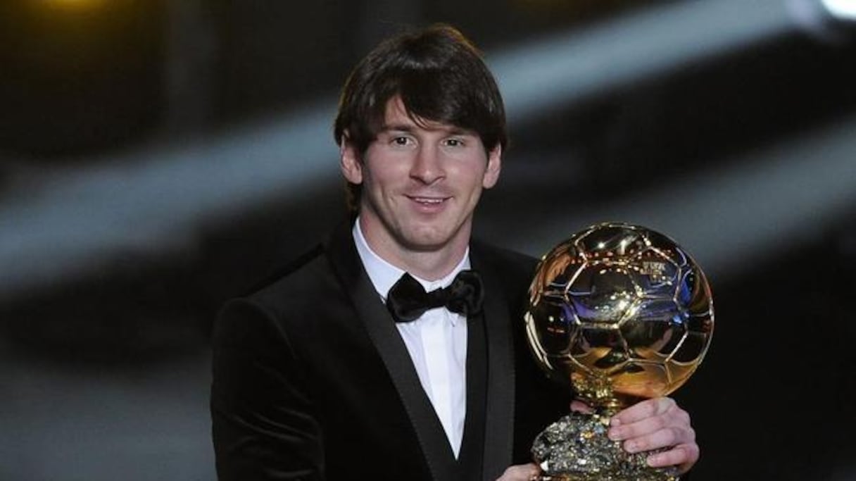 Dans la foulée d'une saison 2008-2009, ponctuée de 6 trophées majeurs, la "Pulga" remporte le premier de ses quatre Ballon d'or.
