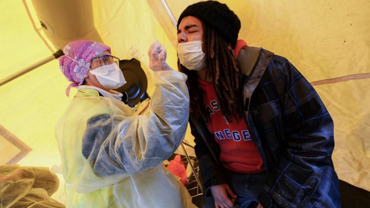 Test antigénique rapide, le 2 janvier 2021, afin de détecter la présence du Covid-19 sur un jeune homme, après une rave party à près de 40 km de Rennes, au nord-ouest de la France, au cours de laquelle près de 2.500 personnes avaient participé, le 1er janvier 2021.  
