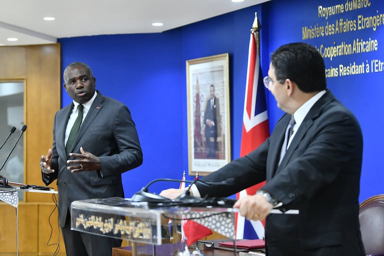 Le secrétaire d’Etat britannique aux Affaires étrangères, au Commonwealth et au Développement, David Lammy, et le ministre des Affaires étrangères, de la Coopération africaine et des Marocains résidant à l’étranger, Nasser Bourita.