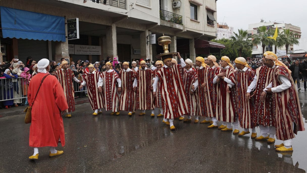 Ce cortège a été marqué par la participation de plusieurs groupes folkloriques venus de plusieurs villes tels Aissawa, gnaoua, Abidat Rma, Jbala, Reggada et Ahouach.
