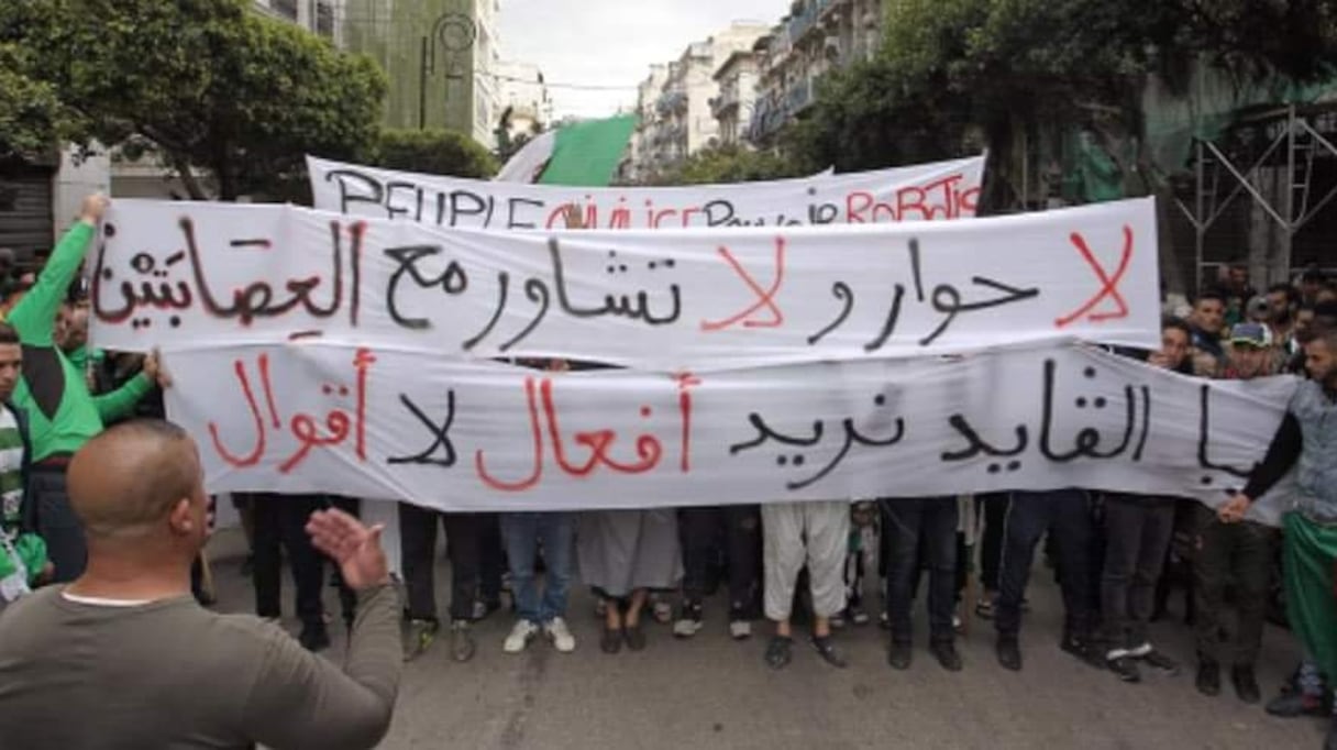 Pancartes anti-Gaïd Salah brandies lors des manifestations du 26 Avril 2019
