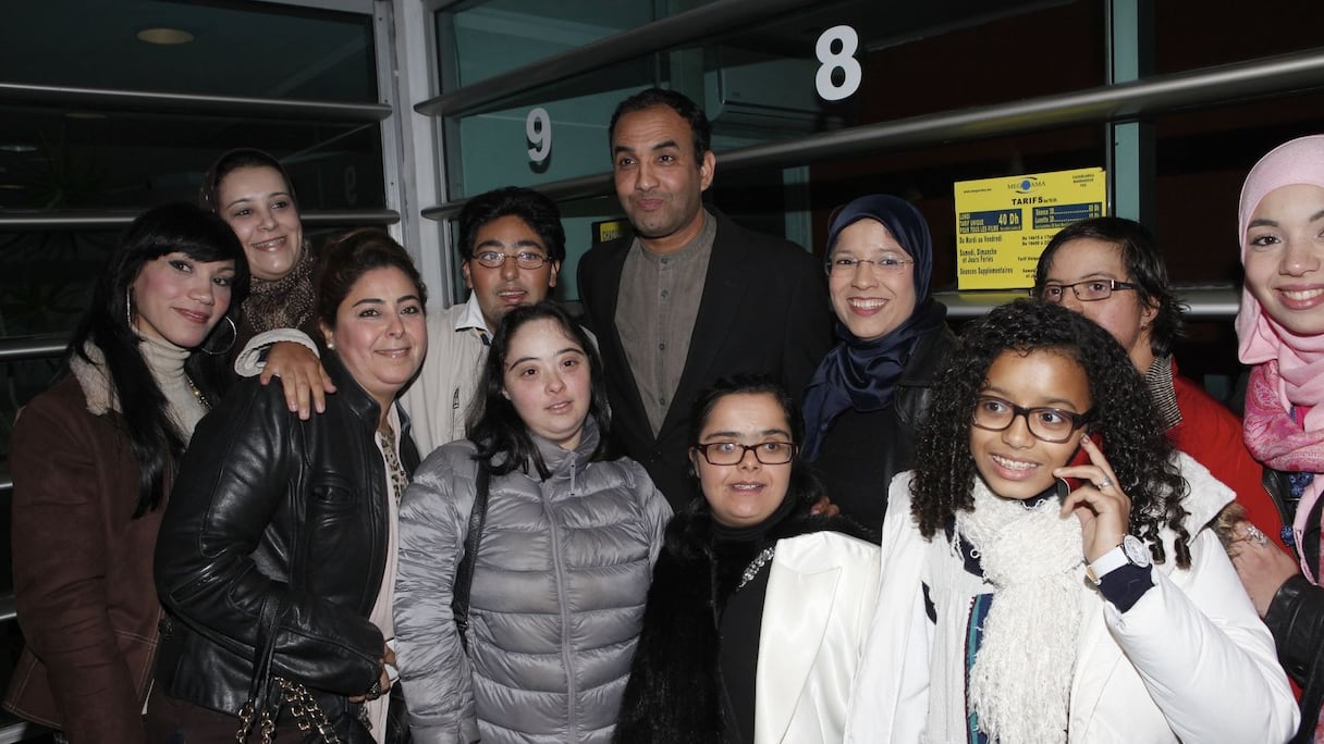 La jeune association Anaïs est venue assister à la projection du film. Ses membres ont entouré, avec un plaisir non dissimulé, le réalisateur pour immortaliser l'instant.    
