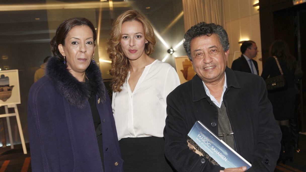 Rayonnante, la talentueuse Nezha Alaoui, ici entourée de Fatiha Layadi et Salah El Ouadie, a offert à ses invités, à travers ce nouveau beau livre, un voyage poétique et intimiste à travers les sables originels.
